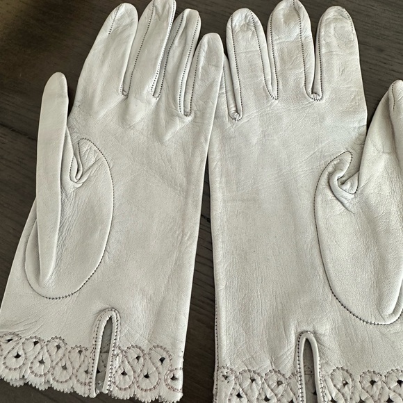 Elegant Light Grey Leather Gloves - Picture 4 of 5